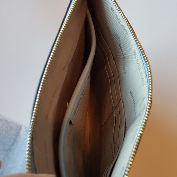 Michael Kors leather wristlet and credit card hold - Picture 3 of 8